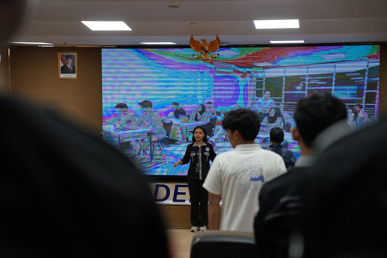 Menyanyikan lagu Indonesia raya dan Hymne Udinus 